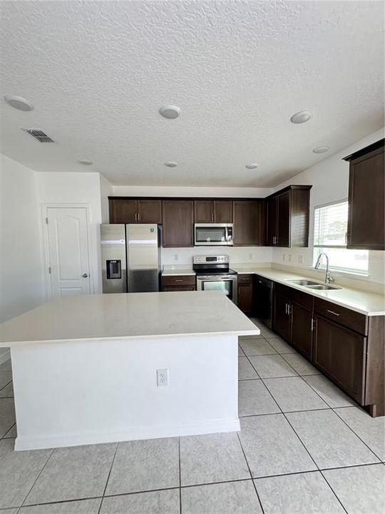 На продажу: $365,990 (5 спален, 3 ванн, 2362 Квадратных фут)