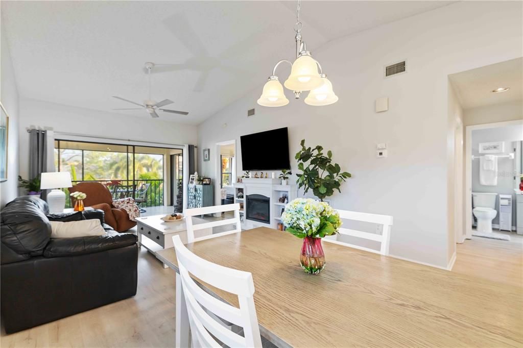 En Venta: $274,995 (2 camas, 2 baños, 1072 Pies cuadrados)