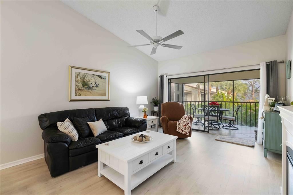 En Venta: $274,995 (2 camas, 2 baños, 1072 Pies cuadrados)