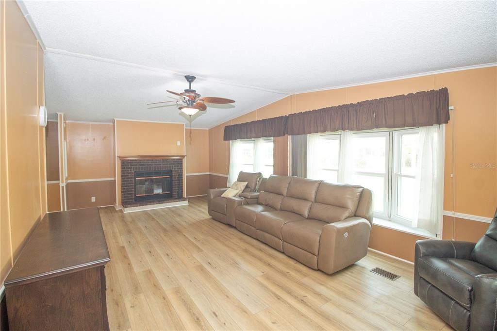 For Sale: $225,000 (3 beds, 2 baths, 1620 Square Feet)