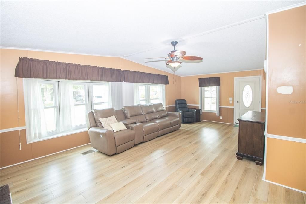 For Sale: $225,000 (3 beds, 2 baths, 1620 Square Feet)