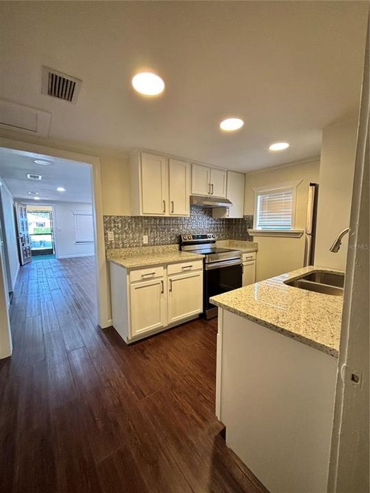 出租: $1,600 (3 贝兹, 1 浴室, 1128 平方英尺)