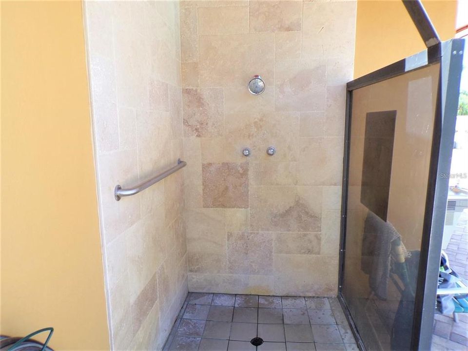 For Sale: $255,900 (2 beds, 2 baths, 1008 Square Feet)