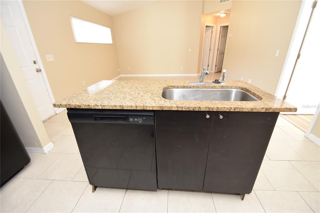 出租: $1,600 (3 贝兹, 2 浴室, 844 平方英尺)