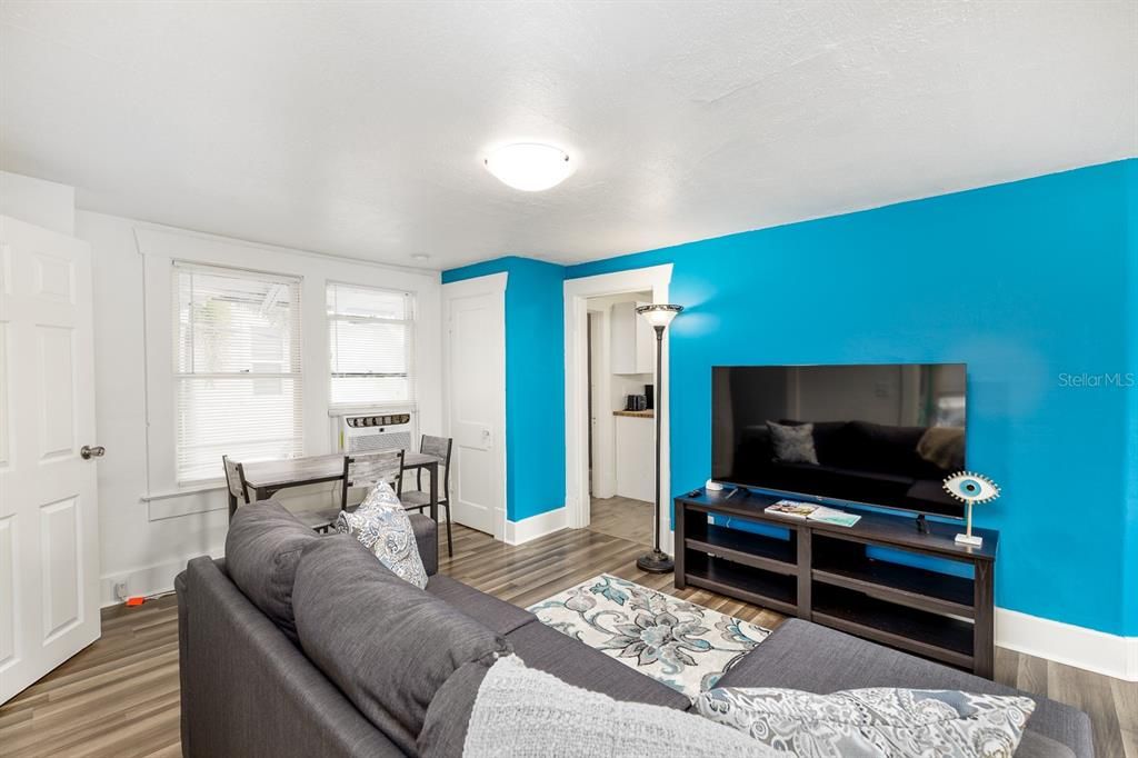 待售: $560,000 (4 贝兹, 2 浴室, 1308 平方英尺)