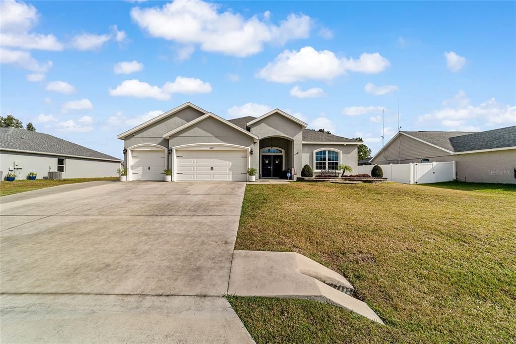 For Sale: $469,999 (5 beds, 3 baths, 2989 Square Feet)