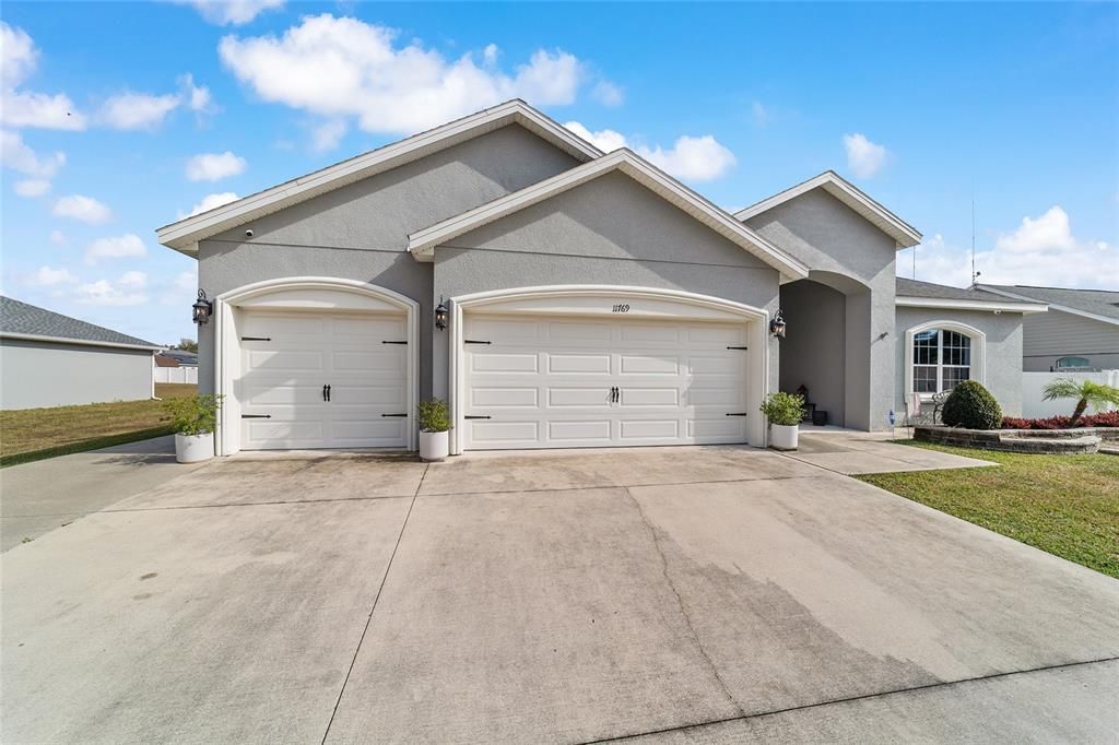 For Sale: $469,999 (5 beds, 3 baths, 2989 Square Feet)