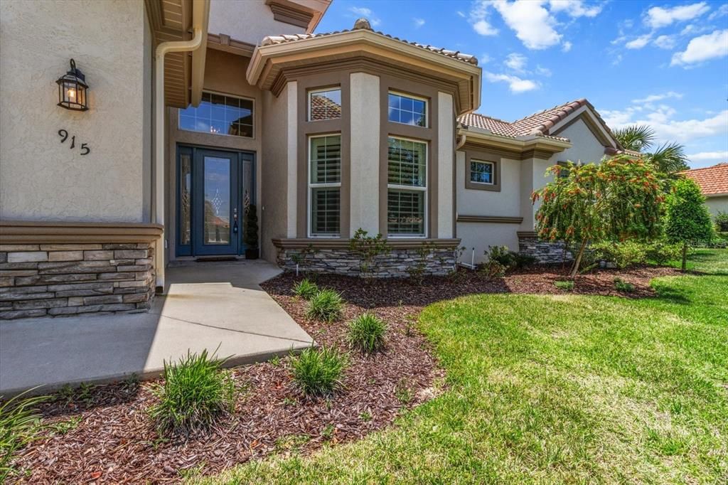 Под контрактом: $548,900 (3 спален, 2 ванн, 2209 Квадратных фут)