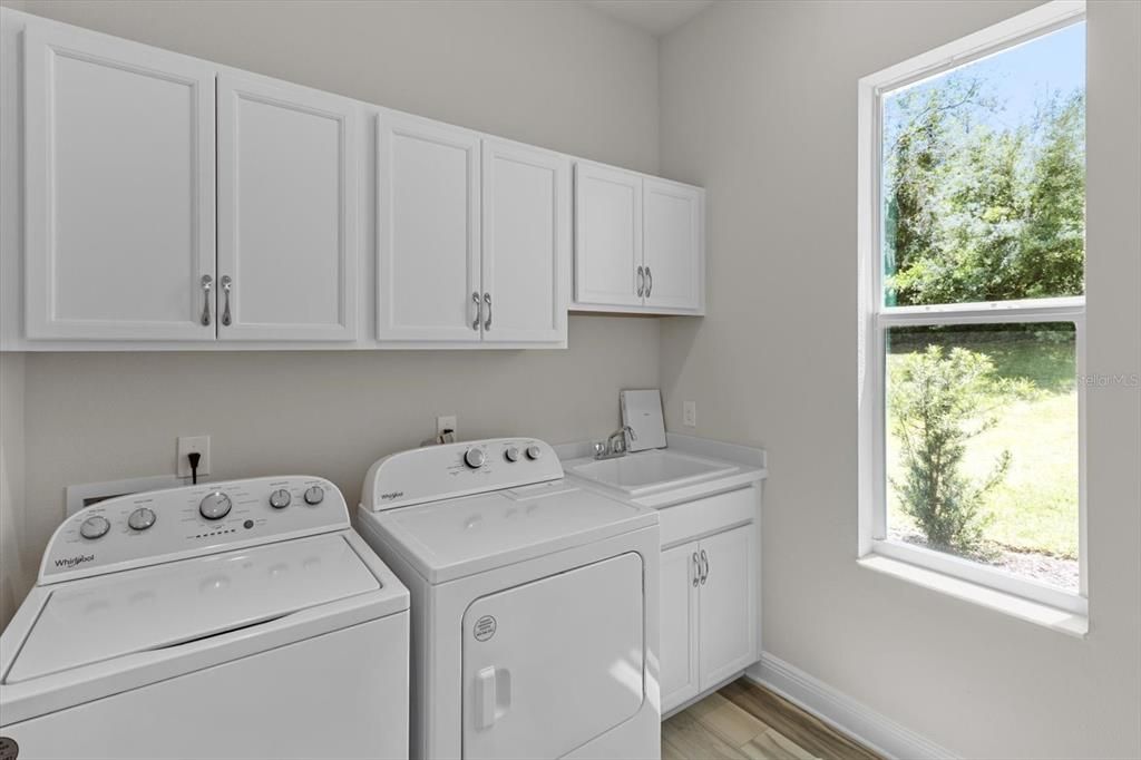 Под контрактом: $548,900 (3 спален, 2 ванн, 2209 Квадратных фут)