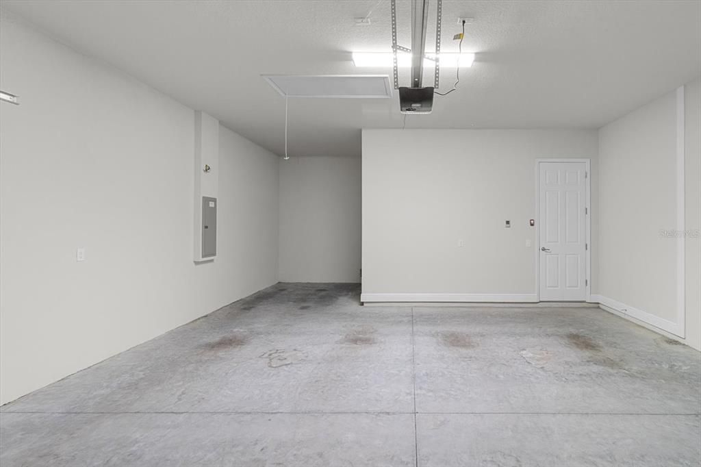 Под контрактом: $548,900 (3 спален, 2 ванн, 2209 Квадратных фут)