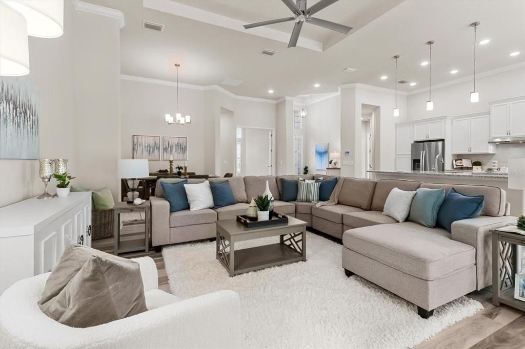 Под контрактом: $548,900 (3 спален, 2 ванн, 2209 Квадратных фут)