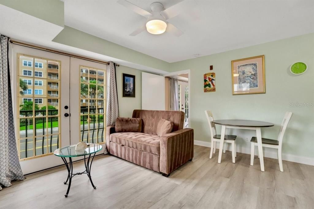 For Sale: $339,900 (1 beds, 1 baths, 425 Square Feet)