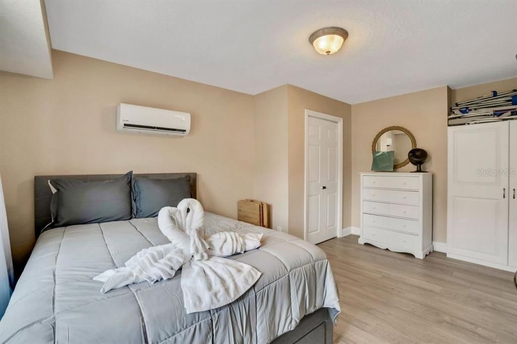 For Sale: $339,900 (1 beds, 1 baths, 425 Square Feet)