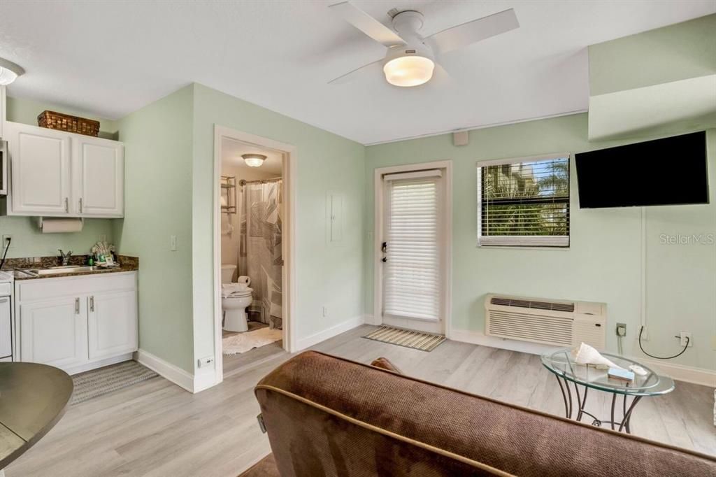 For Sale: $339,900 (1 beds, 1 baths, 425 Square Feet)