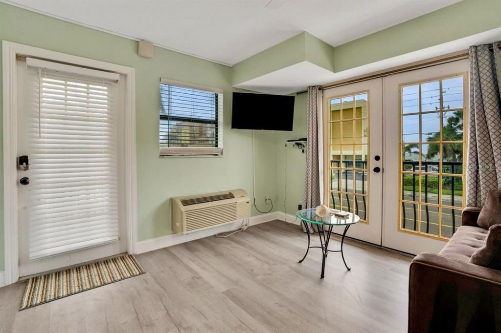 For Sale: $339,900 (1 beds, 1 baths, 425 Square Feet)