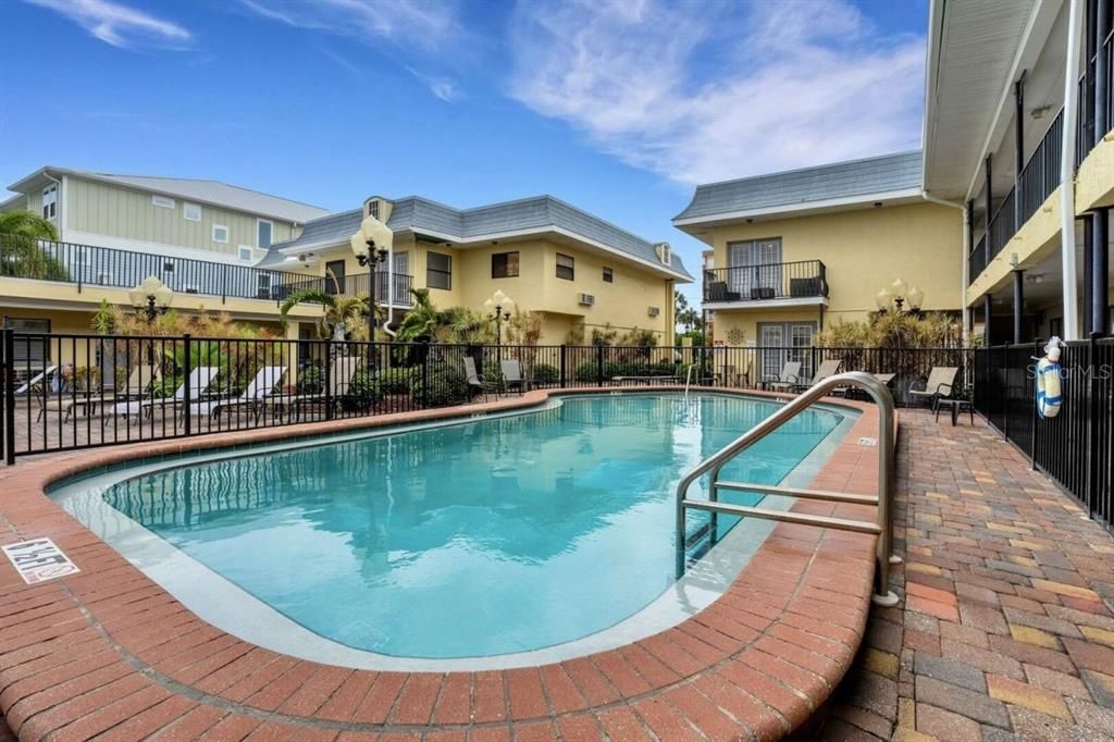 For Sale: $339,900 (1 beds, 1 baths, 425 Square Feet)