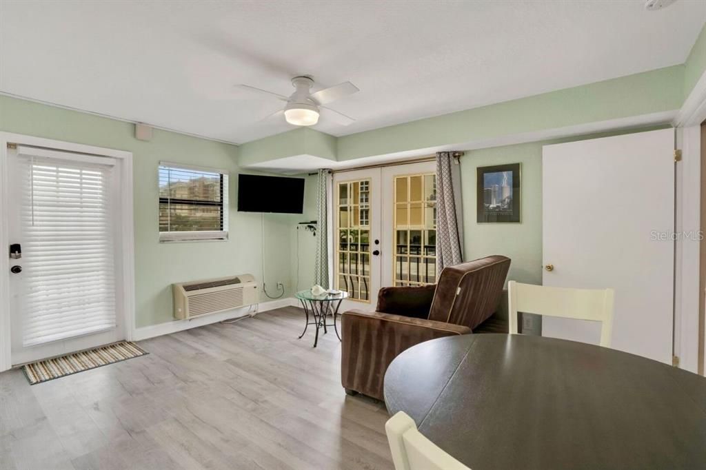 For Sale: $339,900 (1 beds, 1 baths, 425 Square Feet)