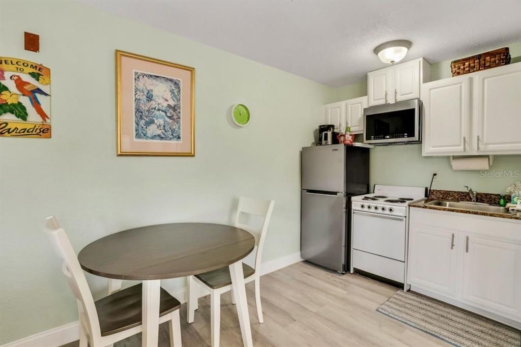 For Sale: $339,900 (1 beds, 1 baths, 425 Square Feet)