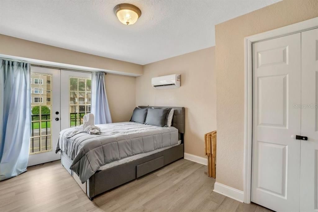 For Sale: $339,900 (1 beds, 1 baths, 425 Square Feet)