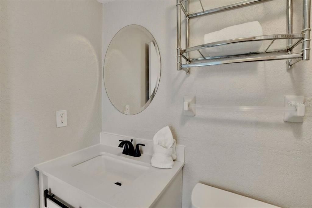 For Sale: $339,900 (1 beds, 1 baths, 425 Square Feet)