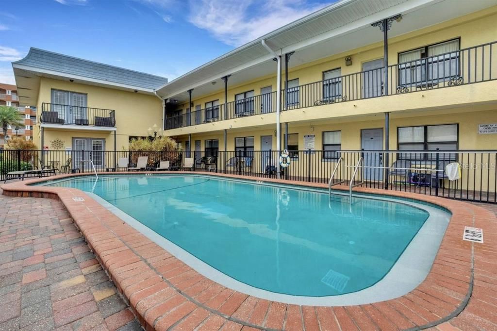 For Sale: $339,900 (1 beds, 1 baths, 425 Square Feet)