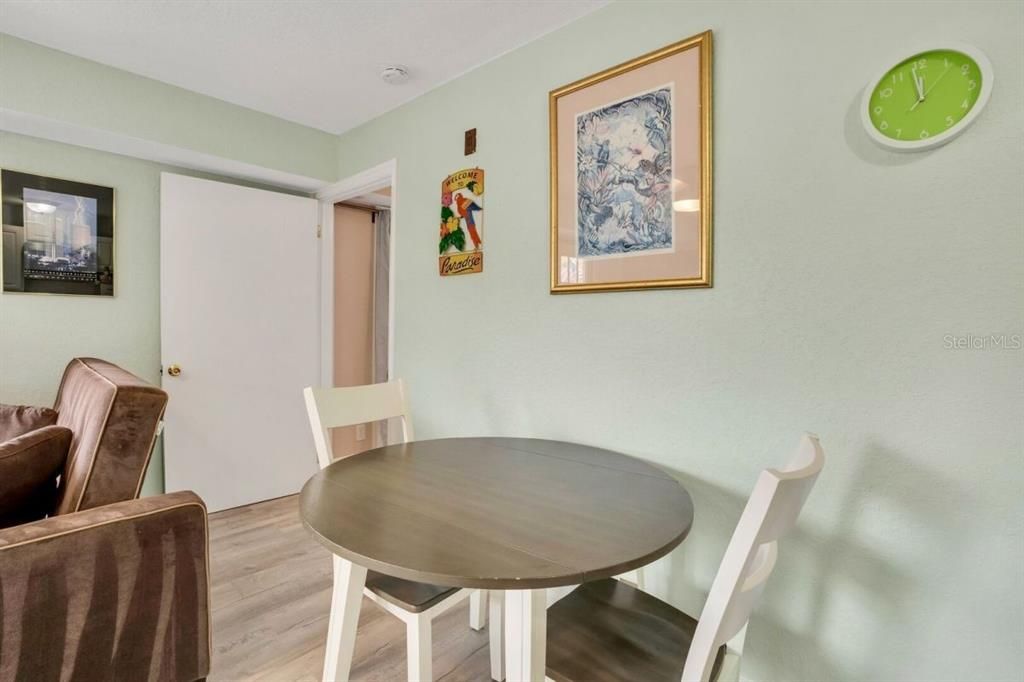 For Sale: $339,900 (1 beds, 1 baths, 425 Square Feet)