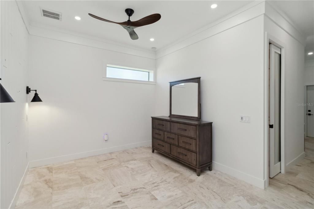 En Venta: $1,400,000 (4 camas, 3 baños, 2390 Pies cuadrados)