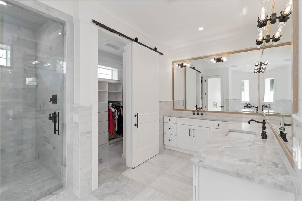 En Venta: $1,400,000 (4 camas, 3 baños, 2390 Pies cuadrados)