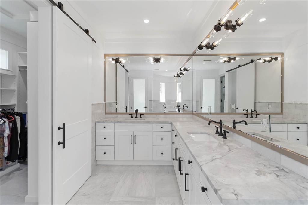 En Venta: $1,400,000 (4 camas, 3 baños, 2390 Pies cuadrados)