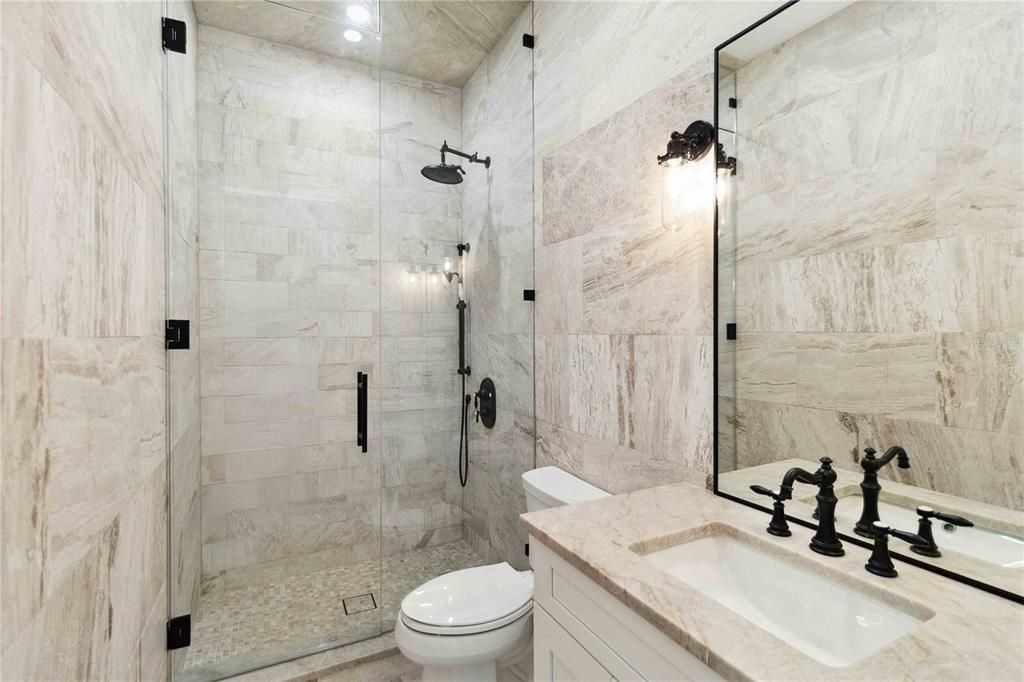 En Venta: $1,400,000 (4 camas, 3 baños, 2390 Pies cuadrados)