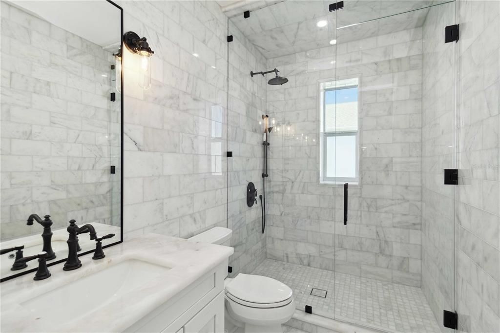 En Venta: $1,400,000 (4 camas, 3 baños, 2390 Pies cuadrados)