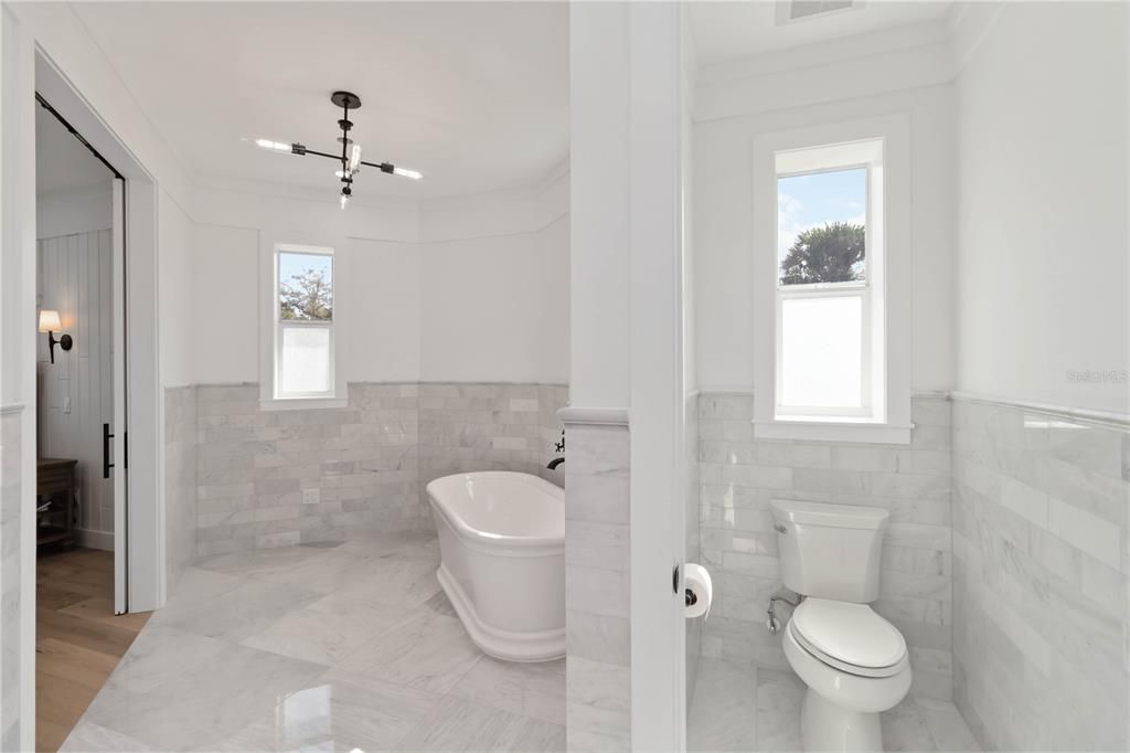 En Venta: $1,400,000 (4 camas, 3 baños, 2390 Pies cuadrados)