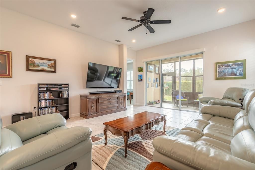 合同活跃: $339,900 (2 贝兹, 2 浴室, 1687 平方英尺)