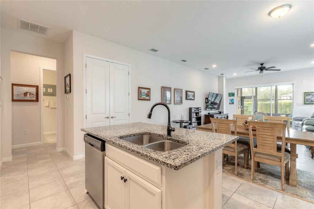 合同活跃: $339,900 (2 贝兹, 2 浴室, 1687 平方英尺)