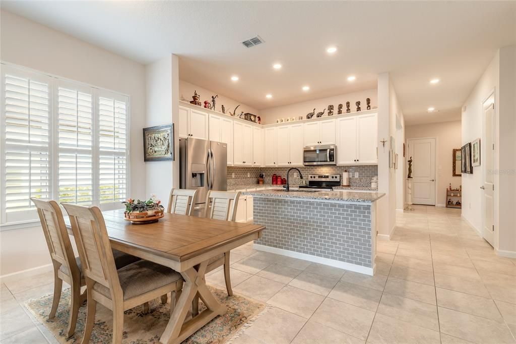 合同活跃: $339,900 (2 贝兹, 2 浴室, 1687 平方英尺)