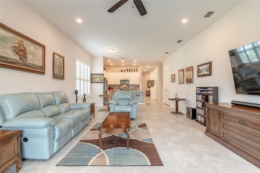 合同活跃: $339,900 (2 贝兹, 2 浴室, 1687 平方英尺)