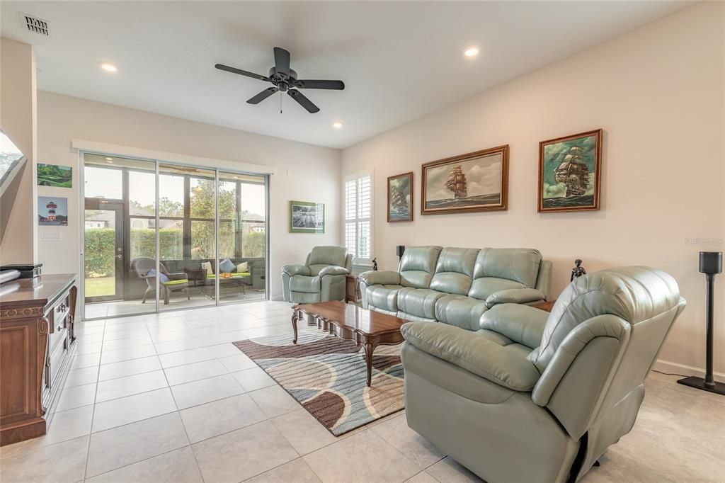 合同活跃: $339,900 (2 贝兹, 2 浴室, 1687 平方英尺)