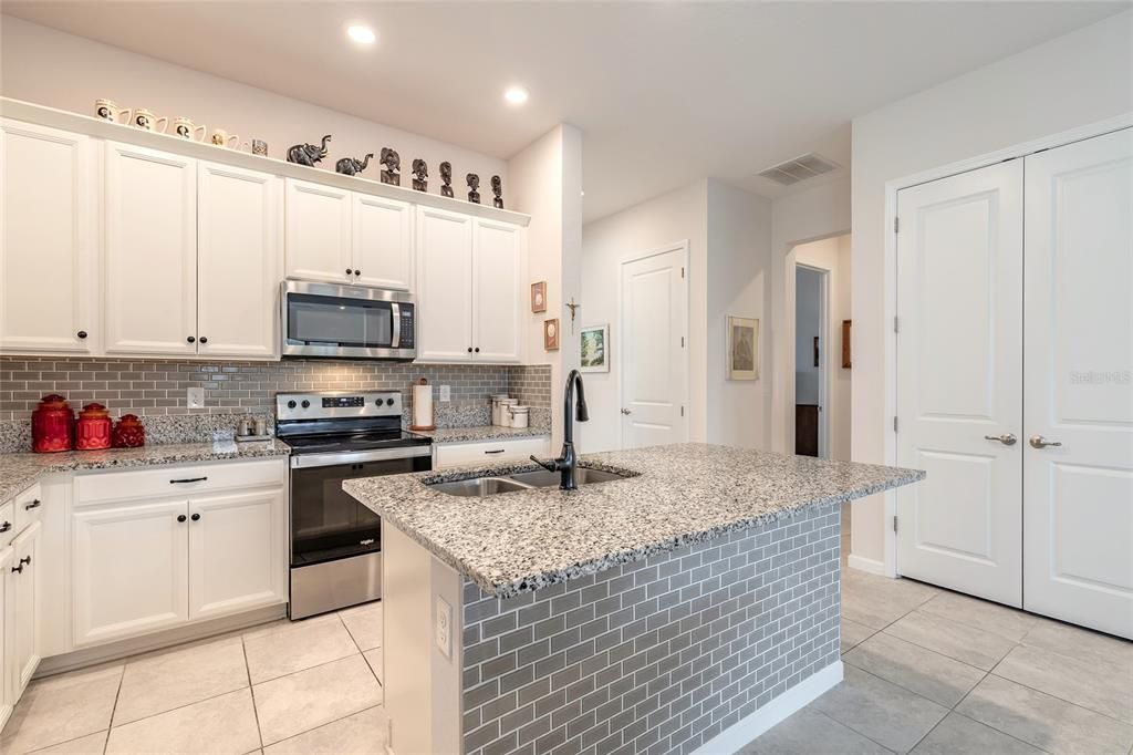 合同活跃: $339,900 (2 贝兹, 2 浴室, 1687 平方英尺)