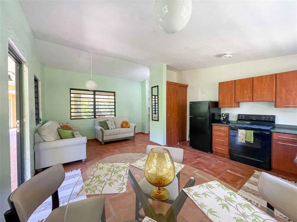 En Venta: $375,000 (3 camas, 4 baños, 1400 Pies cuadrados)