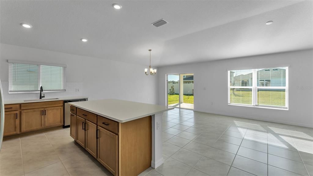 For Rent: $2,000 (4 beds, 2 baths, 1707 Square Feet)