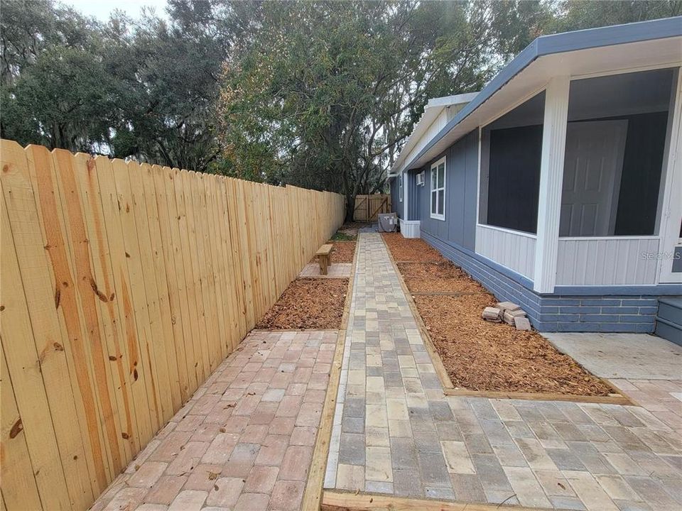 For Sale: $159,500 (3 beds, 1 baths, 1052 Square Feet)