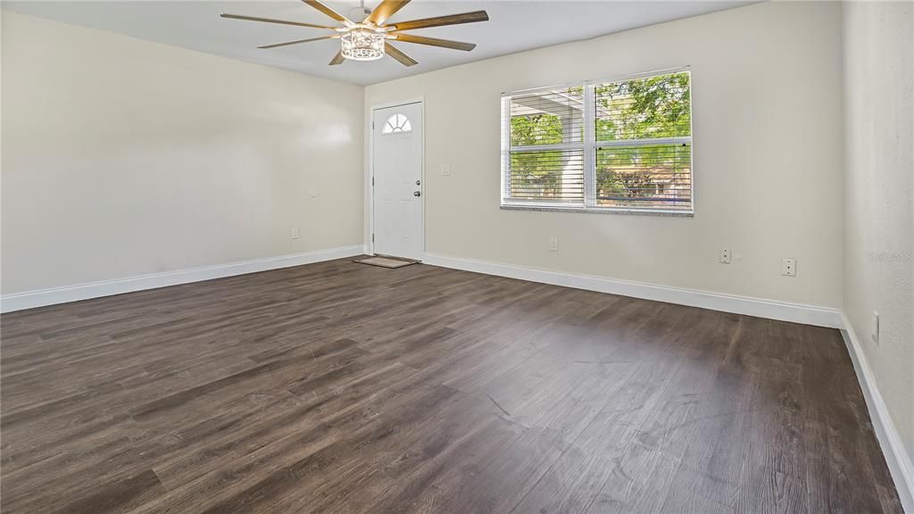 待售: $329,000 (4 贝兹, 2 浴室, 1170 平方英尺)