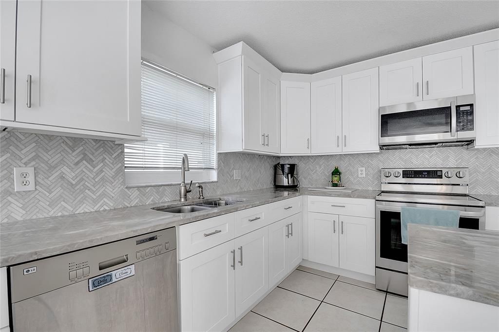 На продажу: $430,000 (3 спален, 2 ванн, 1934 Квадратных фут)