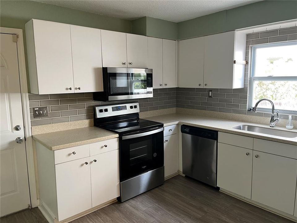 出租: $3,100 (3 贝兹, 2 浴室, 1158 平方英尺)