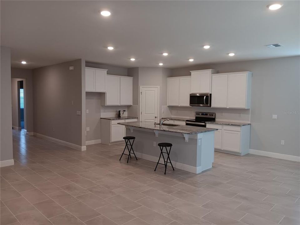 出租: $2,300 (4 贝兹, 2 浴室, 2053 平方英尺)