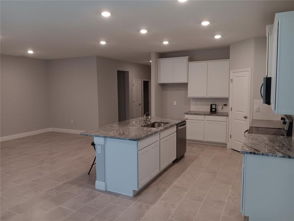 出租: $2,300 (4 贝兹, 2 浴室, 2053 平方英尺)