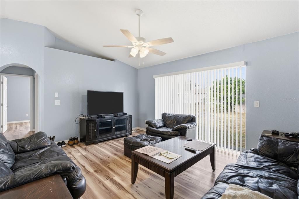 For Sale: $260,000 (3 beds, 2 baths, 1250 Square Feet)