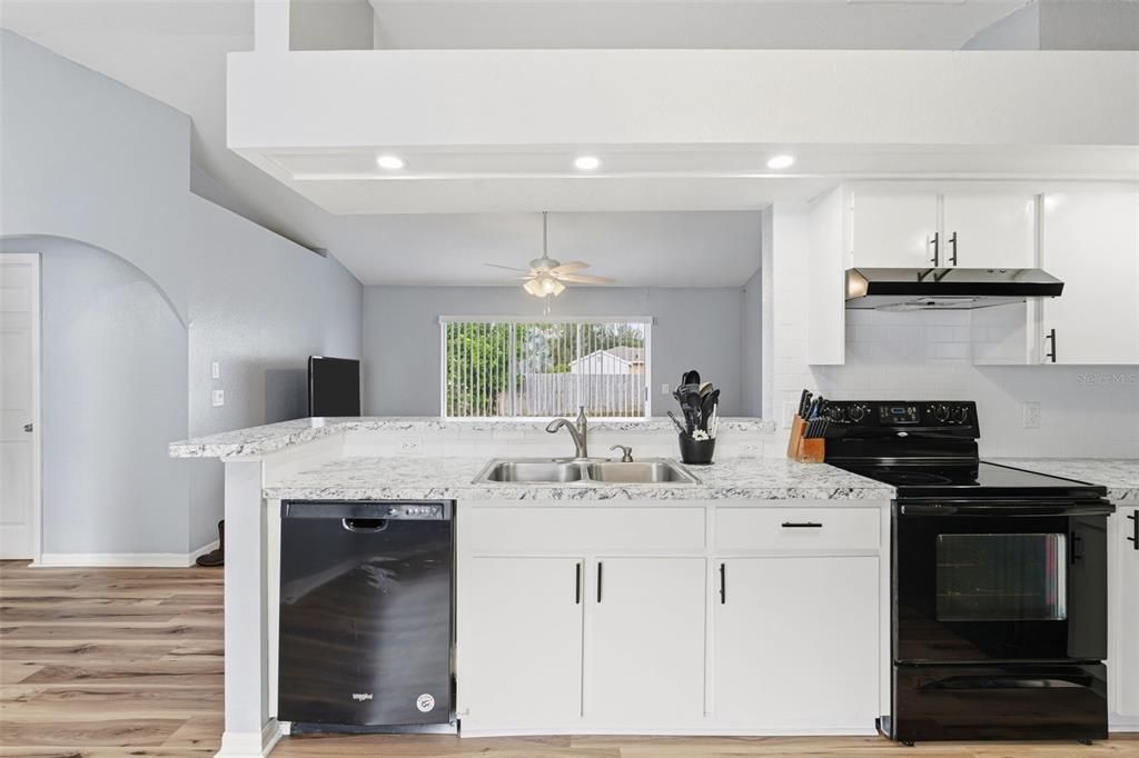 For Sale: $260,000 (3 beds, 2 baths, 1250 Square Feet)