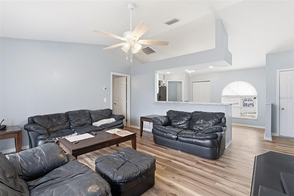 For Sale: $260,000 (3 beds, 2 baths, 1250 Square Feet)