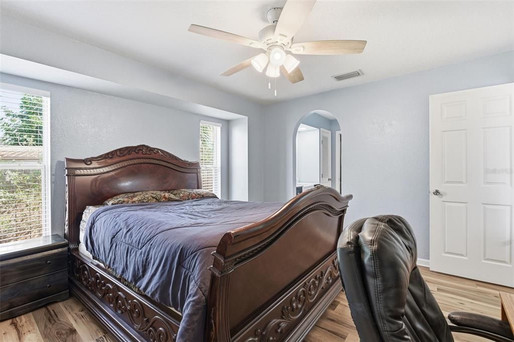 For Sale: $260,000 (3 beds, 2 baths, 1250 Square Feet)